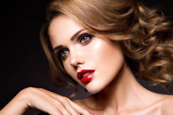 2026年1月生肖狗水瓶座理发发型设计吉日：发型风格与吉日