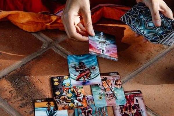 塔罗占卜｜2026年你该坚持还是转换跑道？