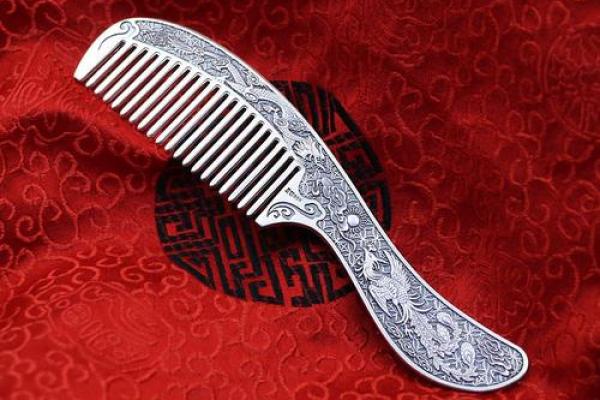 2026年搞钱梳子指南:用这个颜色梳头招财 2026年搞钱梳子指南:用这个颜色梳头招财