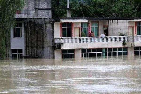 女人梦见下雨涨水淹路