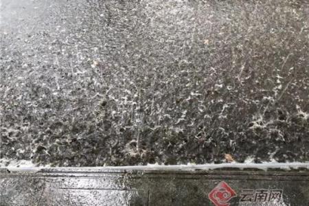 梦见下雨下冰雹