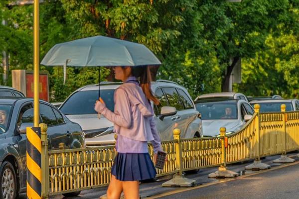 梦见下雨淋湿衣服