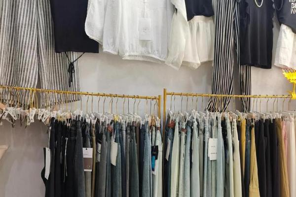 梦见自己卖衣服