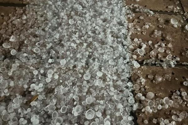 梦见下雨下冰雹是什么意思