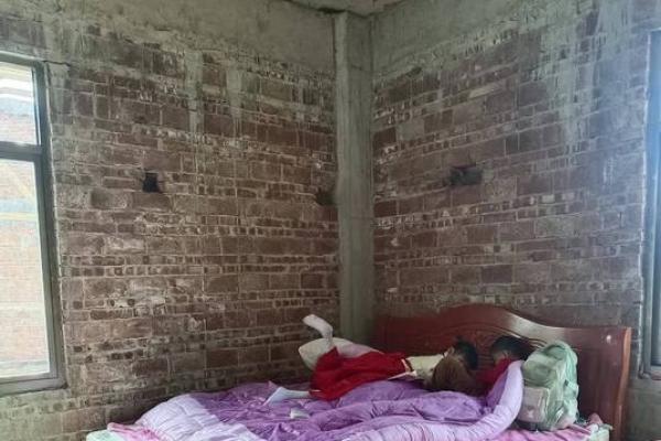 梦见住在以前的老房子里面