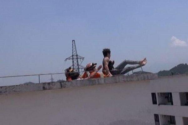 梦见在房顶上行走