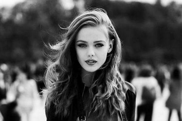 2025年11月生肖狗水瓶座理发发型设计吉日：发型风格与吉日